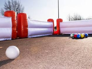 Fußball Billard Nahaufnahme Spielfeldausschnitt mit Bällen und Blick auf die Spielfeldecke innen