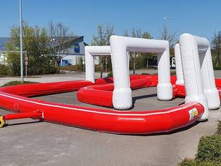 Aufblasbare Rennstrecke beim Aufbau - zu sehen sind vier Tordurchfahrten