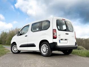Toyota Proace City, weiß lackiert, auf befestigtem Feldweg unter wolkigem Himmel