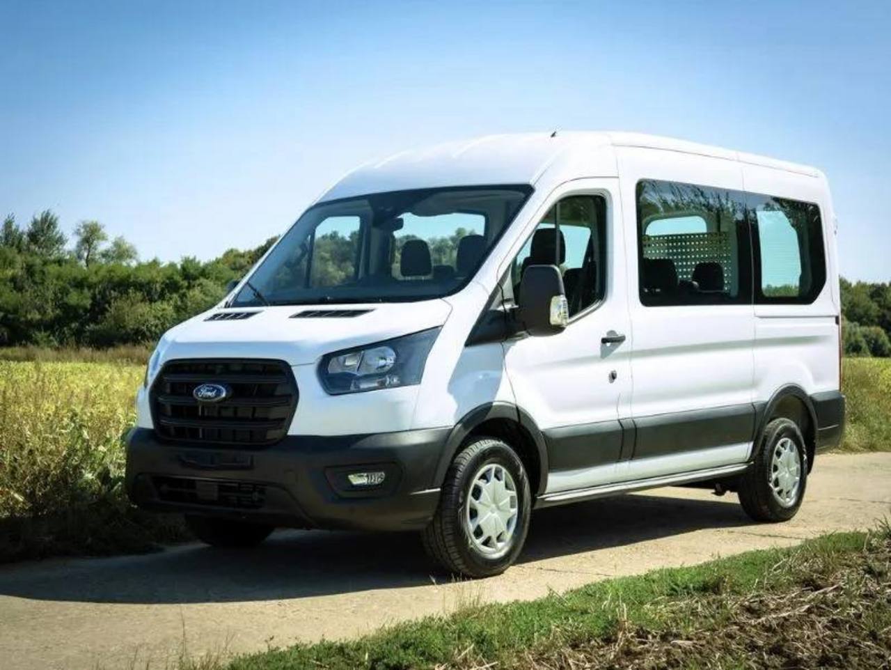 Ford Transit Kleinbus auf befestigtem Feldweg