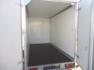 Kofferanhänger 2000 kg offene Türen und Blick in den Innenraum nah