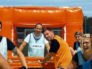 spass beim menschenkicker spielen