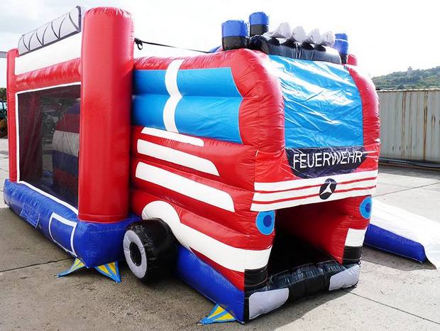 Hüpfburg in Form eines Feuerwehrautos zum Klettern, Springen und Rutschen - Blick auf die rechte Seite und Front