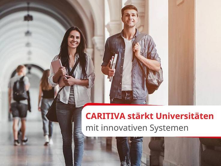 Studenten im Flur einer Universität