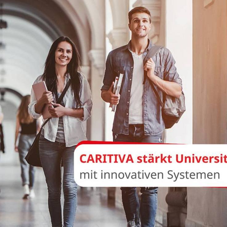 Studenten im Flur einer Universität