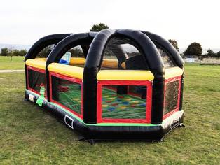 Aufblasbare Basketball Arena auf grüner Wiese open air