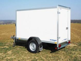 Kofferanhänger 750 kg im Feld