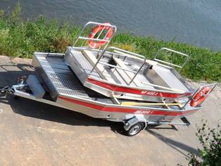 Feuerwehr Uniboot Modelle Rolandseck und Oberwinter im Größenvergleich übereinander