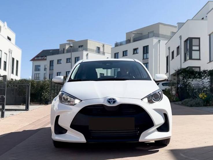 Toyota Yaris Hybrid Front