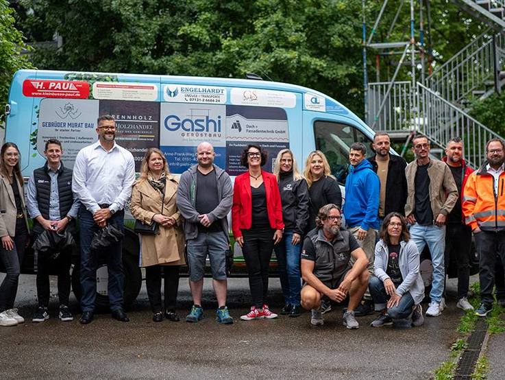 Neckartalschule-Team vor dem folierten gesponsorten Ford Transit Kombi L2/H2 9-Sitzer