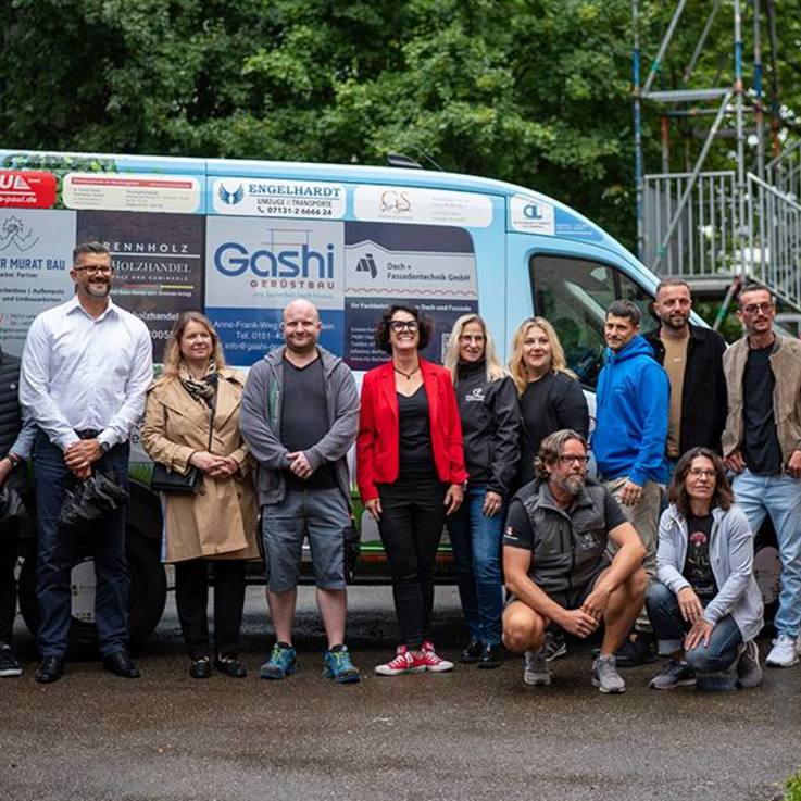 Neckartalschule-Team vor dem folierten gesponsorten Ford Transit Kombi L2/H2 9-Sitzer
