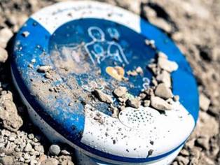 HeartSine Defibrillator 360P robust im Geröll