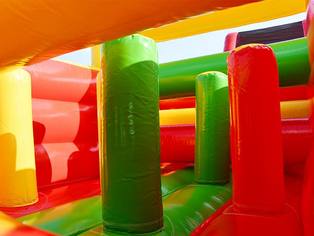 Hindernis Parkour Innenraum mit aufgeblasenen Säulen