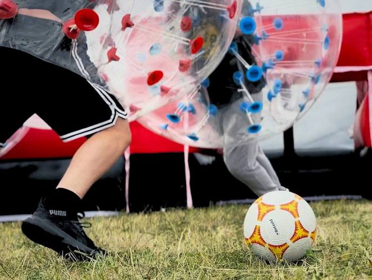 Zweikampf-Action mit Fußball in der Bubble Ball Arena