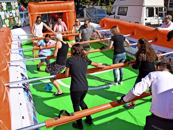 alt und jung in einem menschenkicker menschenkicker-Mit-personen.jpg