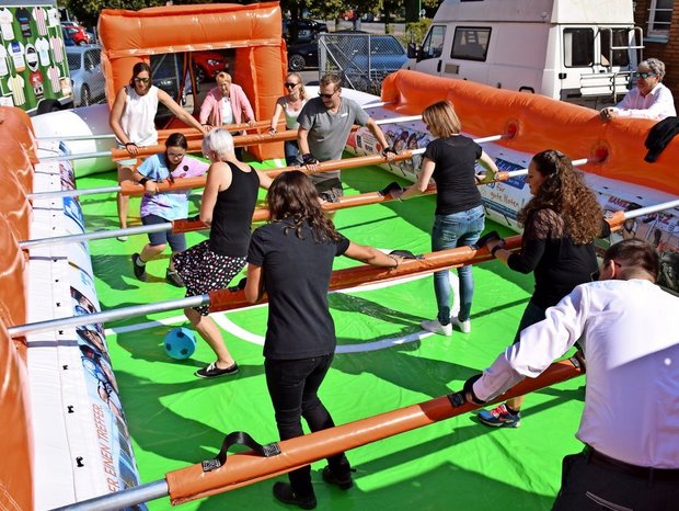 alt und jung in einem menschenkicker