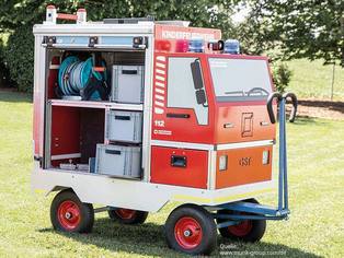 Kinderfeuerwehr Rollcontainer linksseitig offen im Freien