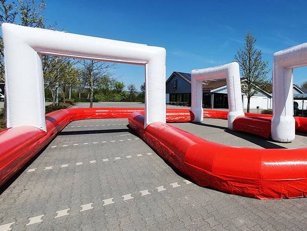 Einblick in die aufblasbare Rennstrecke mit durchfahrbaren Toren