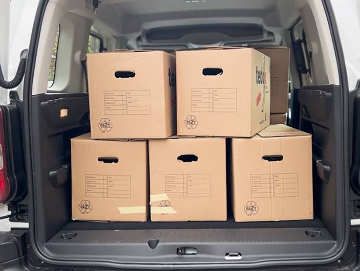 Einblick in der Laderaum des Toyota Proace City, der fünf Umzugskartons enthält