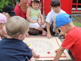 kinder mit pedalo spielprodukt