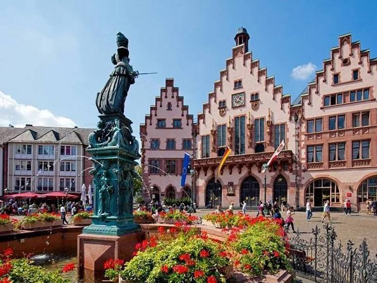 Rathaus am Rathausplatz, Denkmal und Blumen
