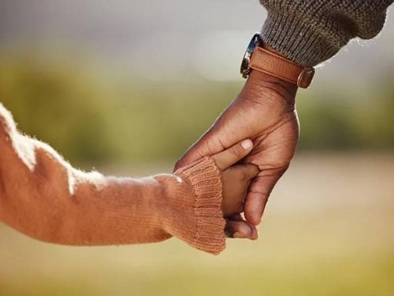 Kinderhand in Erwachsenenhand