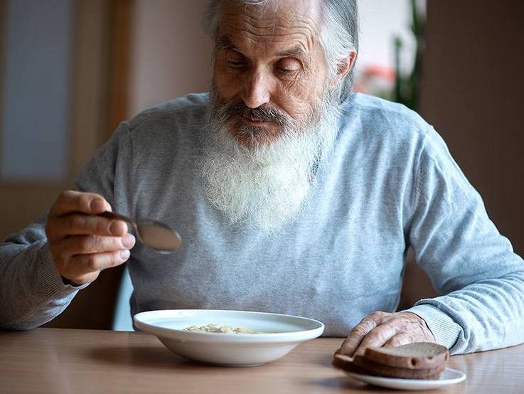 Eine warme Mahlzeit für einen älteren Herrn am Tisch - AWO KV Breisgau-Hochschwarzwald/Emmendingen e.V.