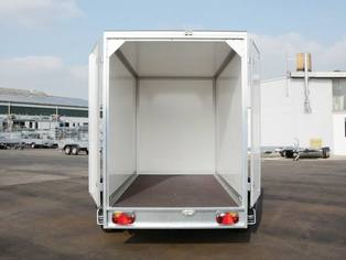 Kofferanhänger 2000 kg offene Türen und Blick auf den Innenraum