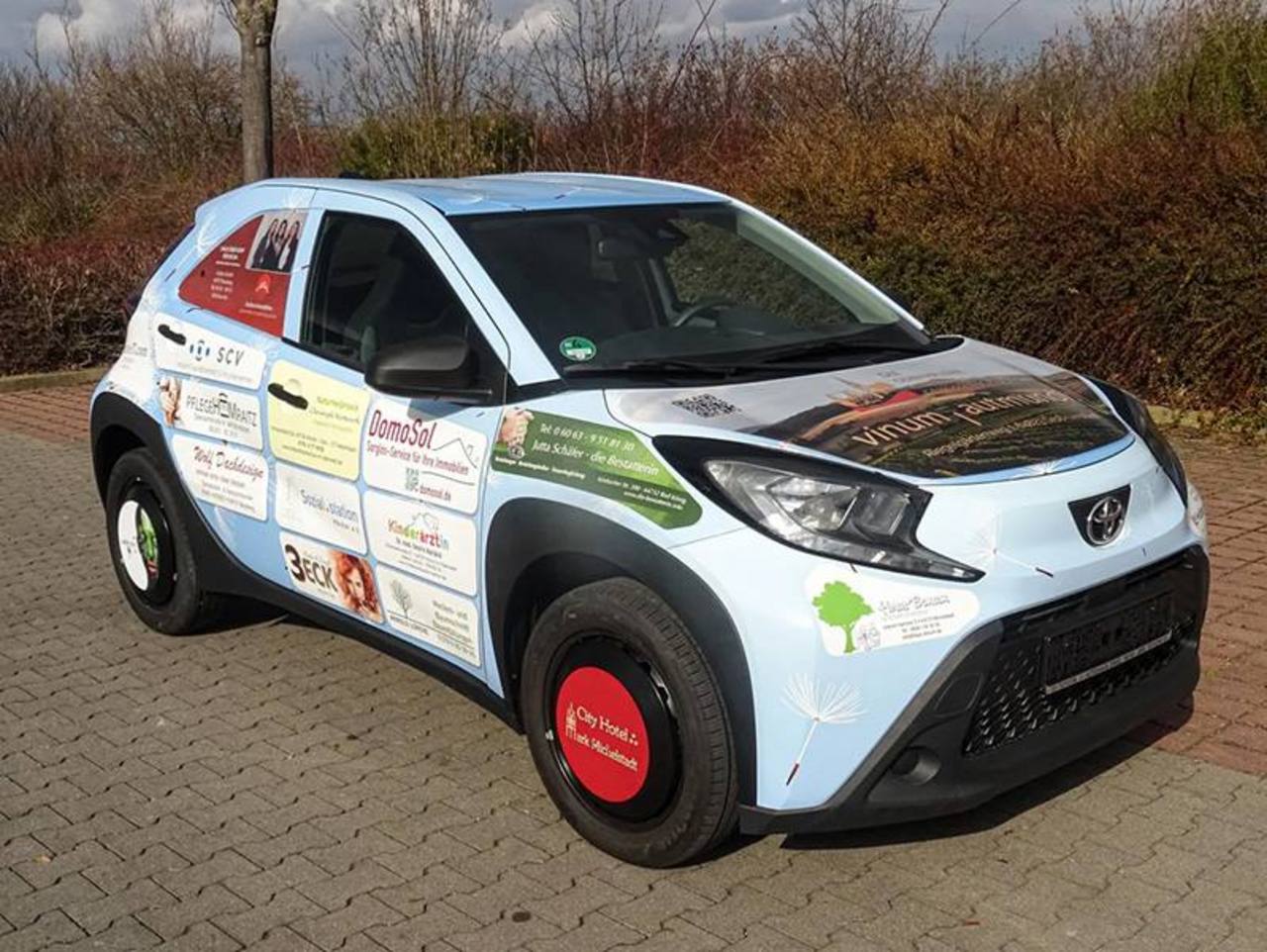 Folierter gesponsorter Toyota Aygo X für die Sozialstation Höchst