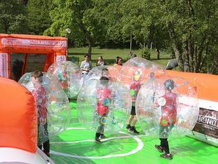 Das bespielte Bubble Kicker Spielfeld - Kinder haben Spaß