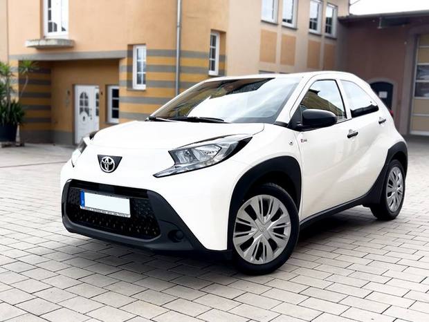 Kleinwagen Toyota Aygo X im Innenhof