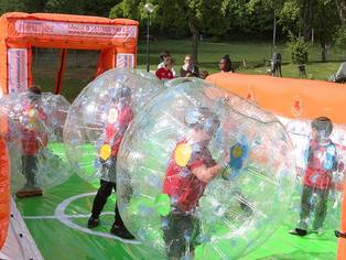 Das bespielte Bubble Kicker Spielfeld - großer Bewegungsspaß
