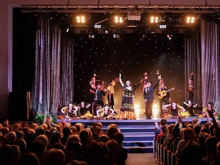 Theaterbühne - Szene eines Theaterstückes vor Publikum