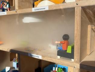 Im Rauchhaus drang Rauch ins Wohnzimmer ein