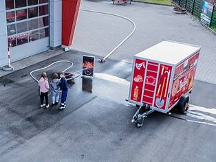 Feuerwehr Spritzwand und Kofferanhänger Feuerwehr - Kinder bei der Zielübung