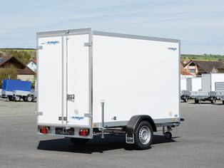 Kofferanhänger 1300 kg Heckansicht auf dem Hof