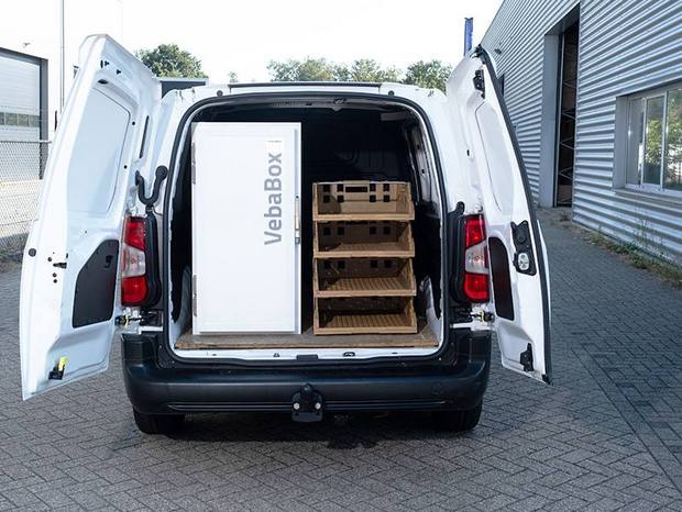 Fahrzeug mit VEBA-Kühlbox im Laderaum, Türen geöffnet