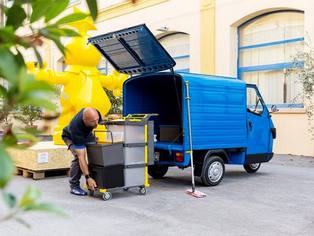 Piaggio Ape 50 Kastenwagen, blau, wird beladen