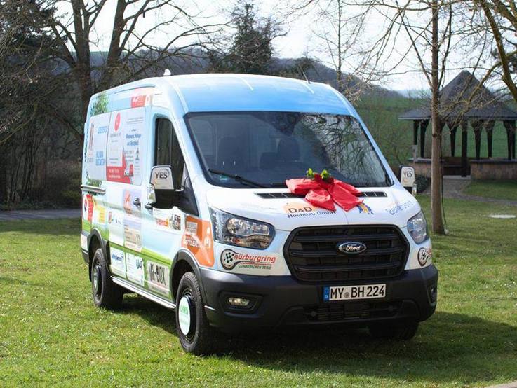 Ford Transit mit Werbeflächen