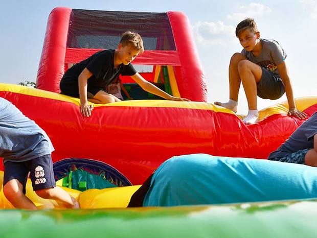 Hindernis Parkour von Kindern bespielt