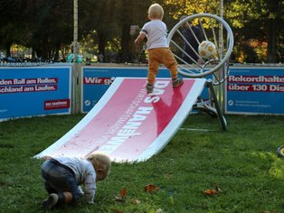 kleines Kind steht auf Fußballrampe