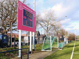 Seitliche Ansicht einer Schauf Spielstandanzeige