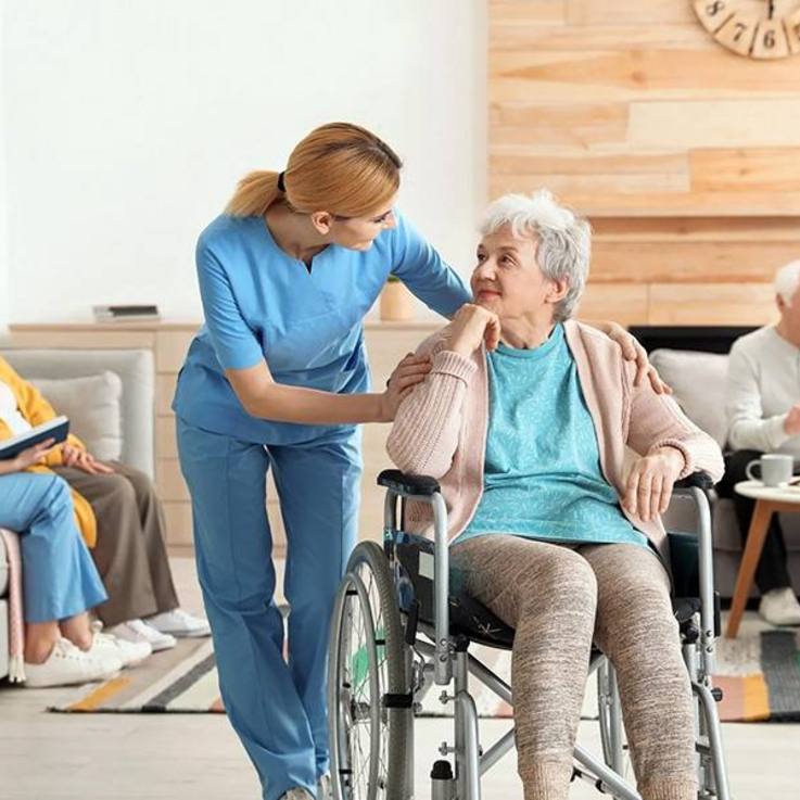 Szene im Aufenthaltsraum einer Pflegeeinrichtung