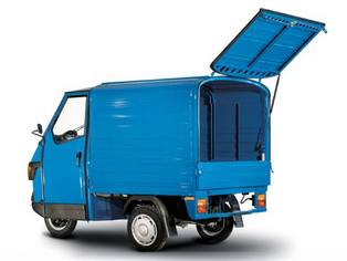 Piaggio Ape 50, blau, freigestellt mit Schatten