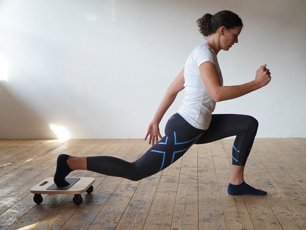 frau traniert mit pedalo produkt