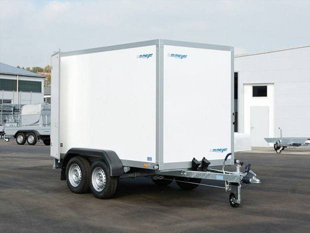 Kofferanhänger 2000 kg mit offenen Türen von vorne links betrachtet