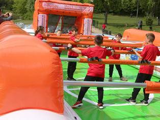 Das bespielte Bubble Kicker Spielfeld ohne Bubbles als Menschenkicker