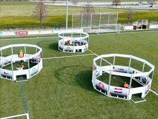 Drei Soccer Cages auf dem Fußball-Rasenplatz aufgebaut und bespielt