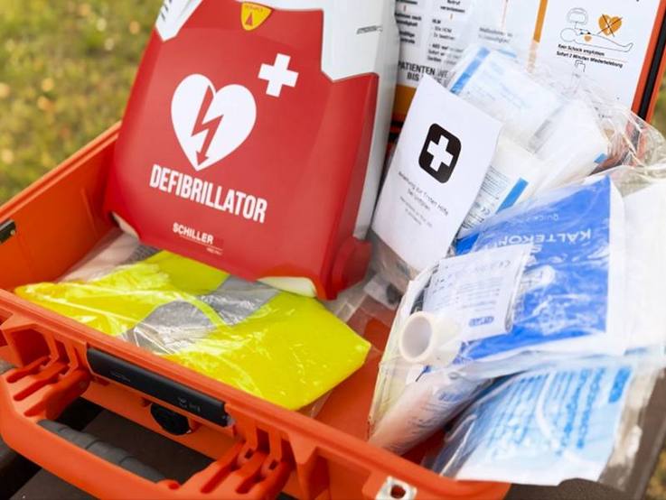 Einblick in den geöffneten Notfallkoffer mit Defibrillator
