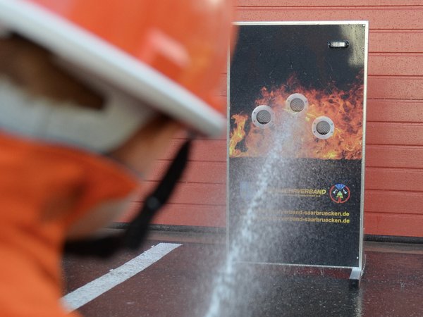 Feuerwehrübung Löschen lernen Spritzwand_Feuerwehr_HL.jpg